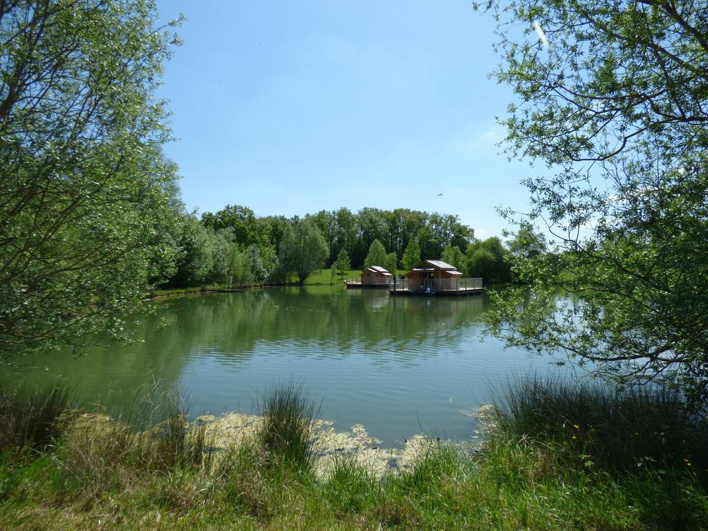 Cabanes Flottantes Du Lac De Pelisse Hotel Douzains Exterior photo