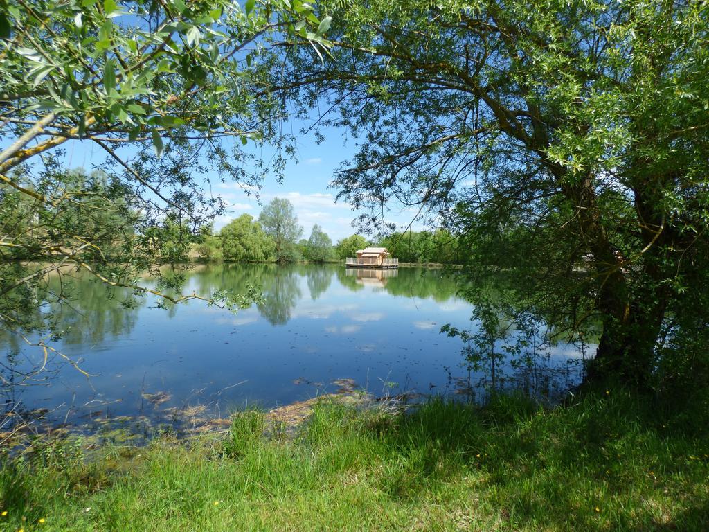 Cabanes Flottantes Du Lac De Pelisse Hotel Douzains Exterior photo