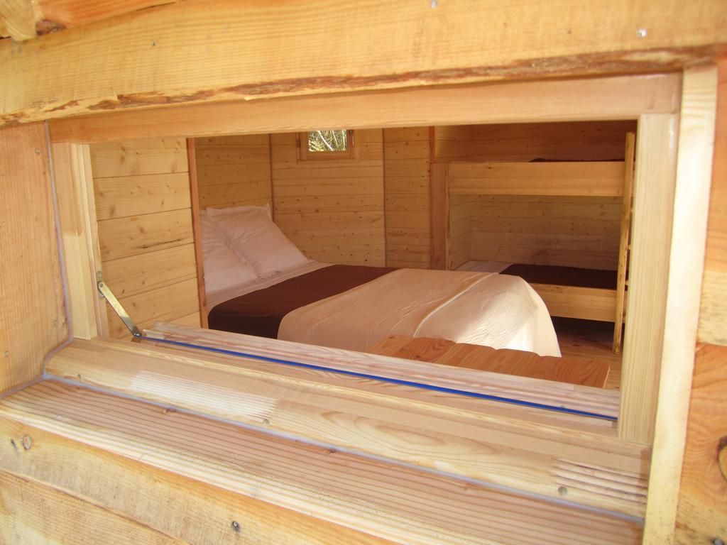 Cabanes Flottantes Du Lac De Pelisse Hotel Douzains Room photo