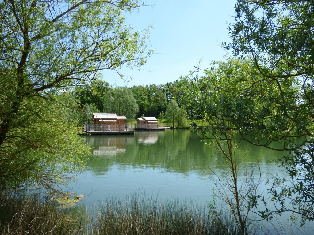 Cabanes Flottantes Du Lac De Pelisse Hotel Douzains Exterior photo