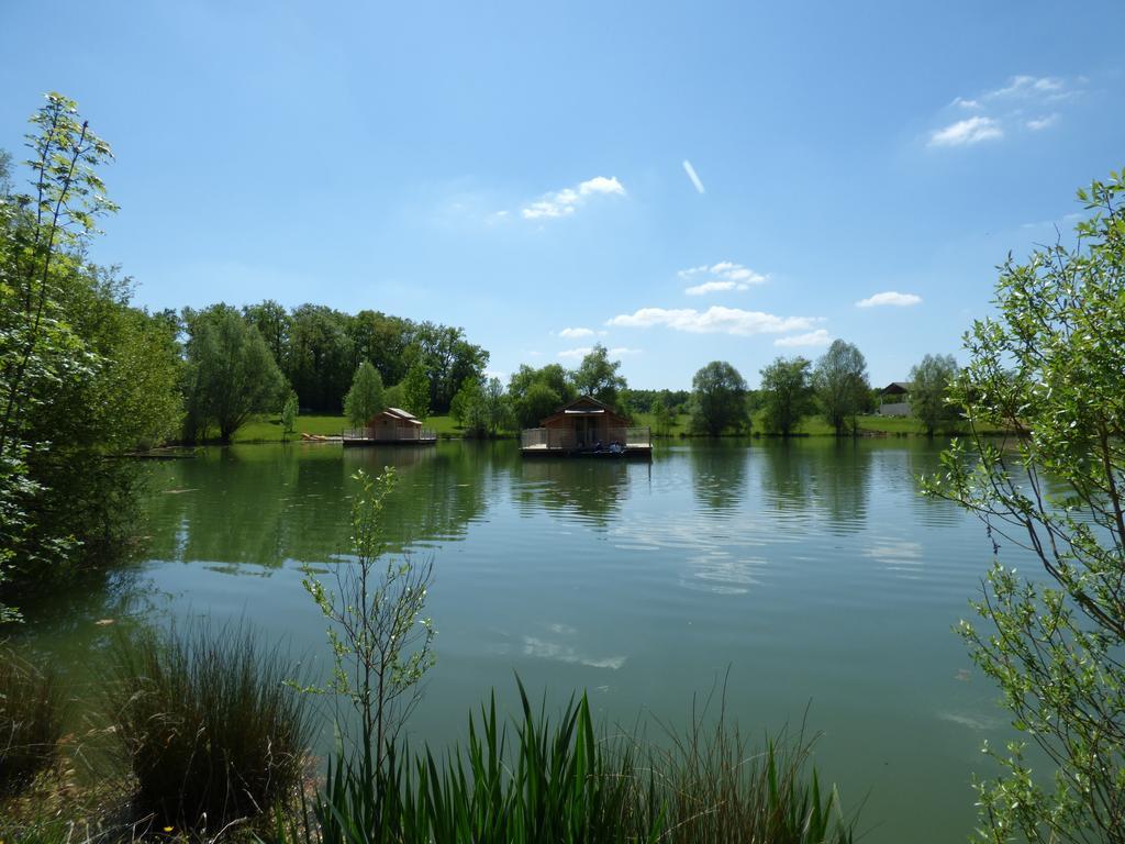 Cabanes Flottantes Du Lac De Pelisse Hotel Douzains Exterior photo