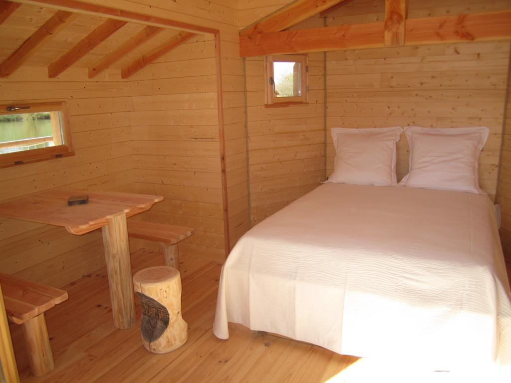 Cabanes Flottantes Du Lac De Pelisse Hotel Douzains Room photo